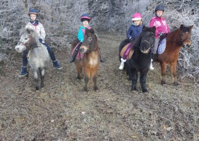 4 enfants sur leurs poneys